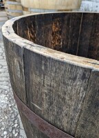 Originales schottisches Whiskyfass halbiert - Höhe 50 cm: mit Bohrung-ohne Rollen-mit Schlaufen